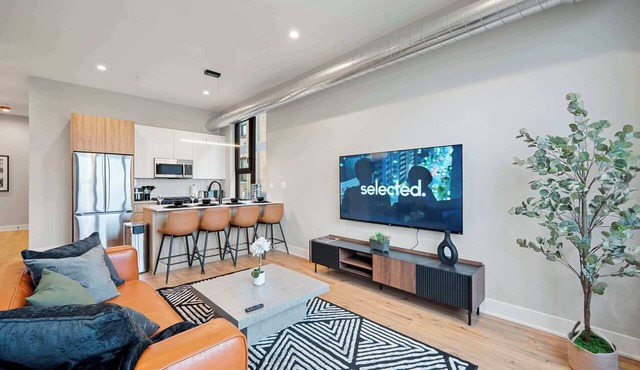 Edgewater Gem by the Lake! 2BR with Parking & Gym
