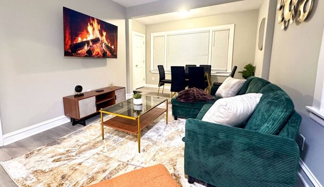 Elegant and Family Friendly Apt w/Parking and Easy Access to City and Airports