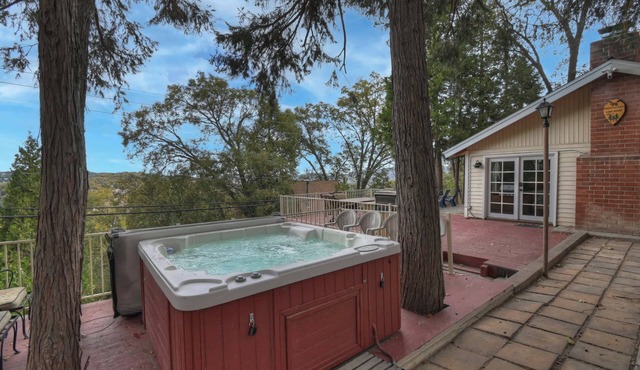 Emerald Arrowhead Haus - Hot Tub & Game Room