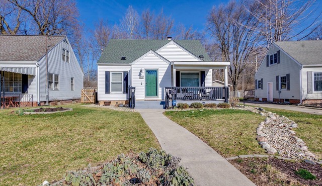 Emerald Clover<>3BR, 1Bath House- 1 mile from ND
