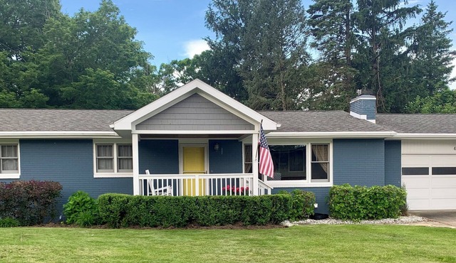 Endless Summer Escape, Charming Cottage: 1 blk from beach!