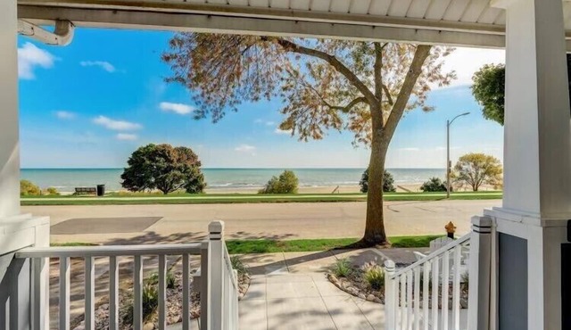 Enjoy Lakefront living with family!
