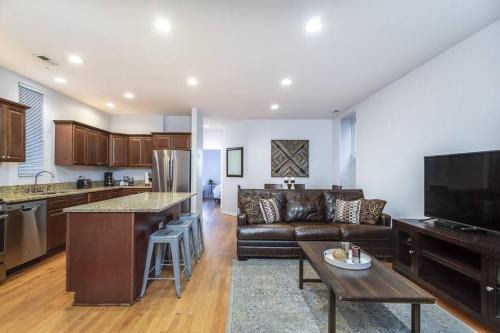 ENTIRE BUILDING-Walk to Lincoln Park or The Beach