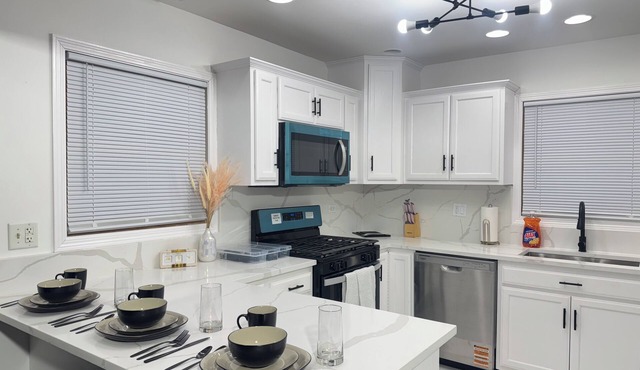 Entire Cozy Home+Fast Wi-Fi/Free Parking. Prime Location + Free Washer/Dryer