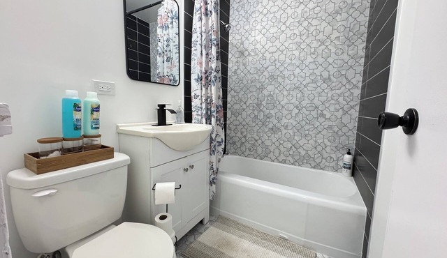 Entire Cozy Home + Free Wifi + Free Parking/Central location nearby freeway