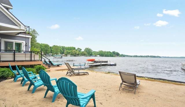Escape Busy Life to Lakeshore Luxury ! FREE tritoon rental with 7+ Day booking