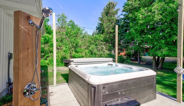 Escape to our 3BR South Haven home in an exclusive community, just a 5-min walk to a private Lake Michigan beach. Comfortably sleeps 8. Features a private hot tub, chef's kitchen, and cozy fireplace. Perfect for families