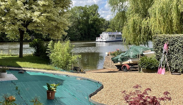 Exceptional view and direct access to the Mayenne opposite the towpath