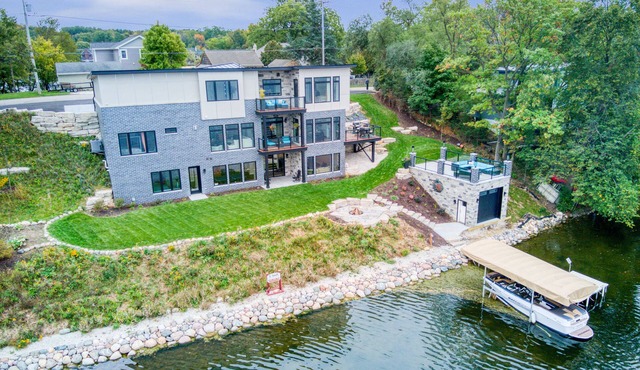 Executive Lake House and Golf Retreat overlooking the main lake