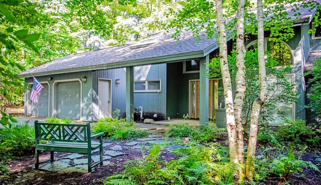 Expansive home w/wrap around deck, full kitchen