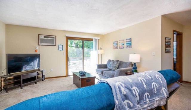 Explore Downtown Rockford! Charming Condo Retreat