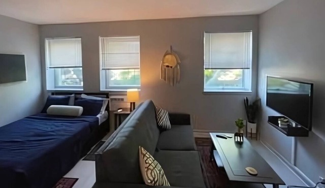 Explore Northside from Modern Studio Apartment near Dining and Shops + Laundry in Chicago