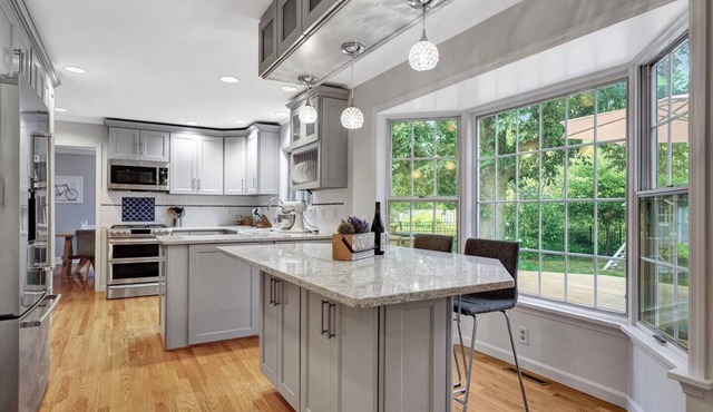 Extra Large Home w/Chefs Kitchen Near UofI