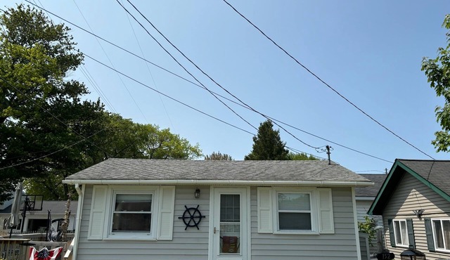 Fabulous 2-bedroom Lake Huron cottage in charming Au Gres + 15 mins to Tawas in Au Gres