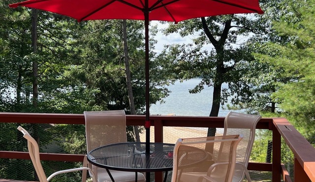 Fabulous Beach House on All Sports Lake Sapphire! Sleeps 12 and Parking for 12!