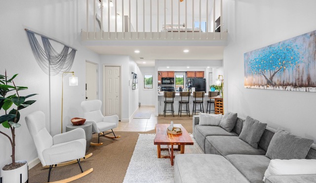 Fairway Loft- 2 BR/2BA Condo Minutes from Beaches, Ski Hills, & TC Horse Shows