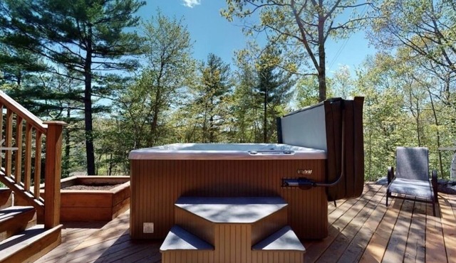 Fall River Oasis Suite with 6 Person Hot Tub in Fall River