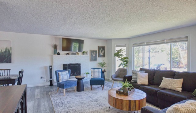 Family-Friendly 5BR Retreat – Hot Tub & Game Room in Gresham