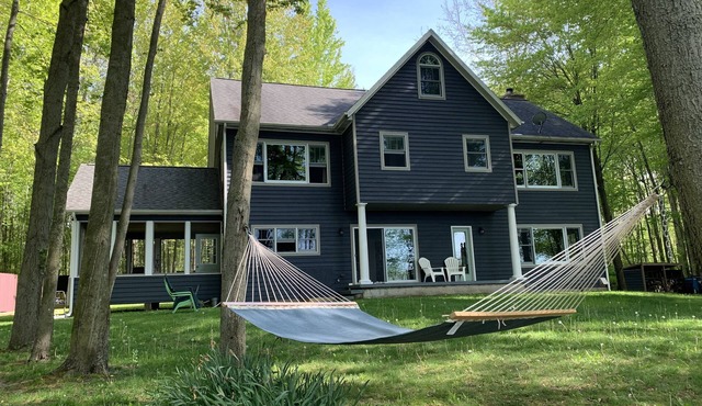 Family Home on a Private Lake Hot Tub: Oct-April! 2 ski resorts 15 minutes away!