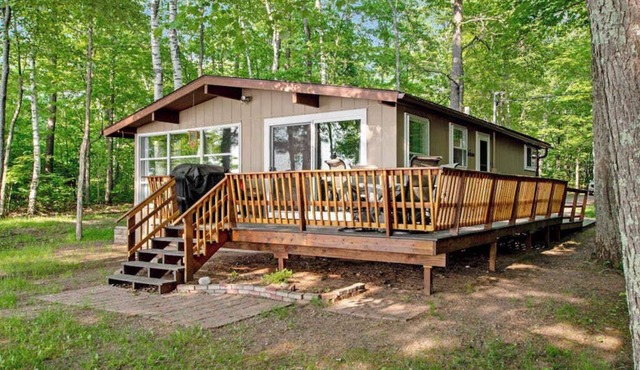 Fantastic lakefront home with fireplace, fast WiFi, washer/dryer & dog-friendly