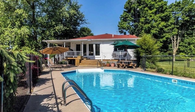 Farm Escape-Pool, Fire Pit, Hot Tub, Starlink, Dog Friendly 1.5 hrs from Chicago