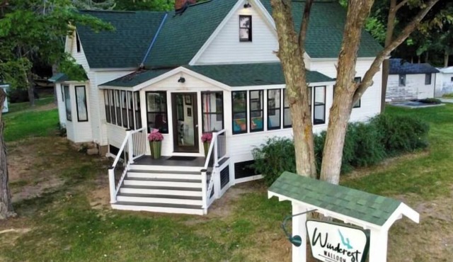 Farmhouse: Walloon Lake Getaway walk to Beach