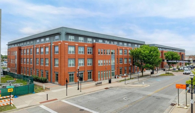 Fast Lane Flat: Walk to Track, Dining & Parking