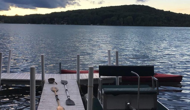 Felker's Cottage: Lakefront Escape with Kayaks, Boats, and Family Fun on Huffman Lake!
