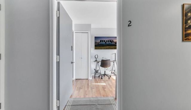 Fenton Flats- Suite 2 With On Site Hot Tub and Personal Garage