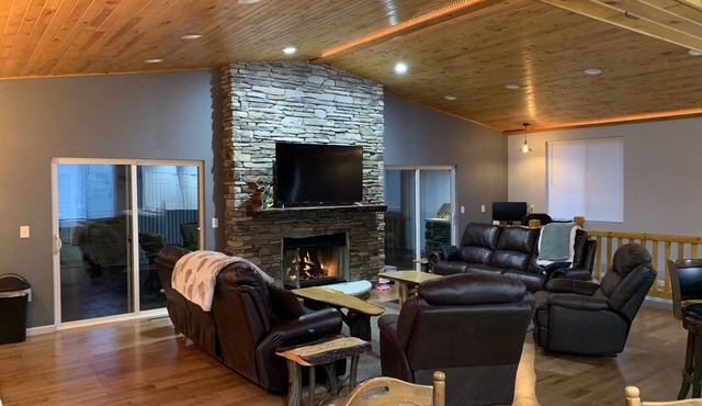 Finnegan RoadHouse - 7 Bedrooms, 5 Bath, on 10 Acres. Ideal for large groups.