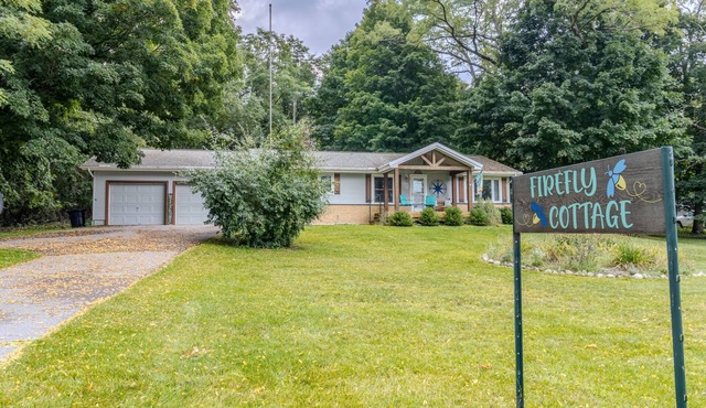 Firefly Cottage, Peace Between Glen Arbor & Empire