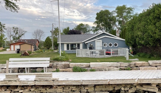 Fishing right out your Door Little Sturgeon Bay. Home with garage🎣 fire Pit/wood