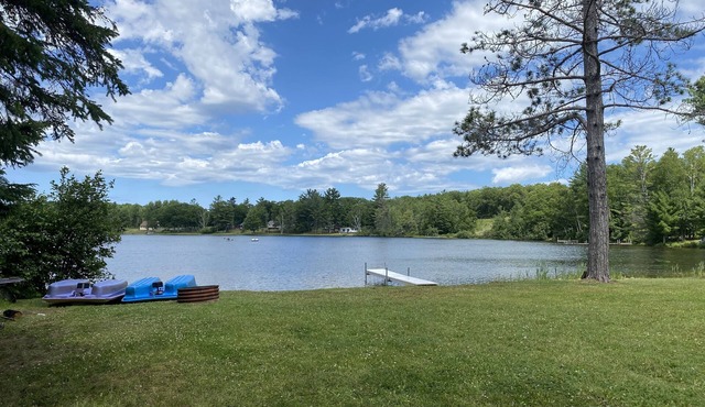 Four Bedroom Family and Pet Friendly Home on a Quiet, Private LAKE!