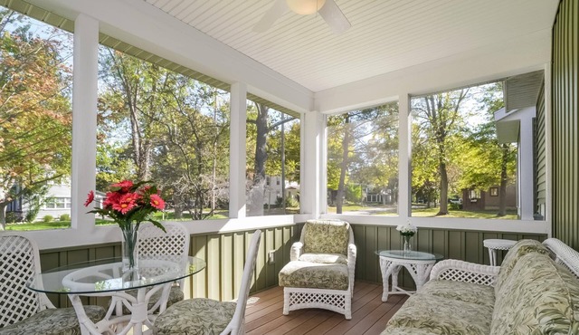 Four Gen house on Hill in Saugatuck walk to town