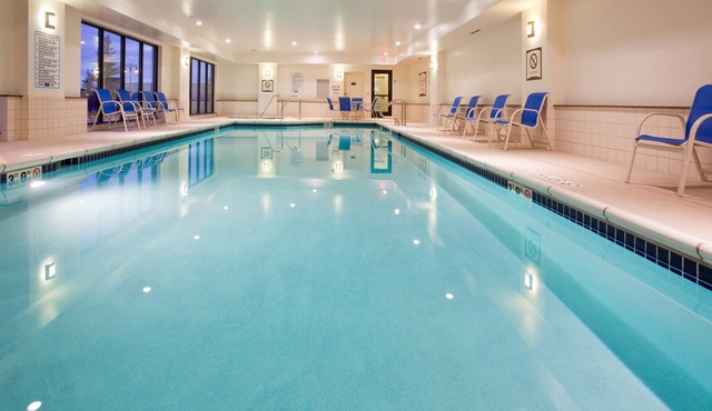 Free Breakfast, Pool, Hot Tub, Gym. Great Suite!