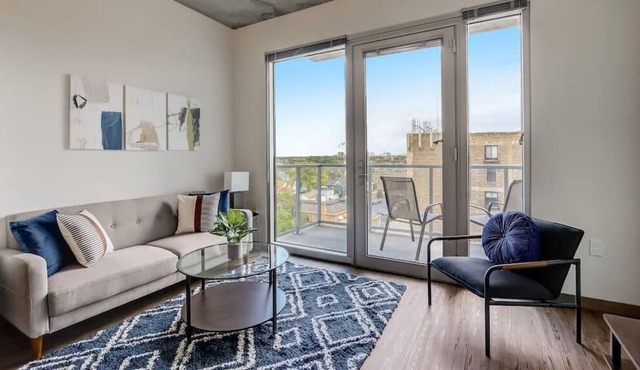 Frontdesk | Modern Studio Apt near East Town