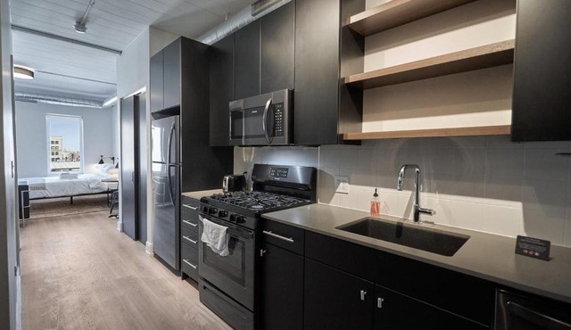 FRONTDESK Wrigleyville Studio Apt with Balcony