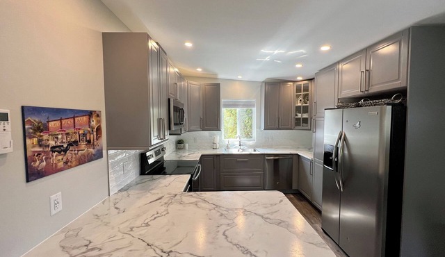 Fully appointed 2 bedroom carriage house in beautiful Penticton! Winter Rates! in Penticton