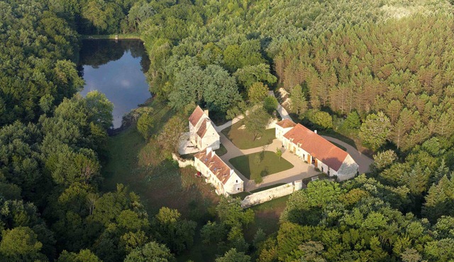 Gîte "L'Abloux" du Ris de Feu de 160 ha avec Piscine chauffée, Spa et Sauna