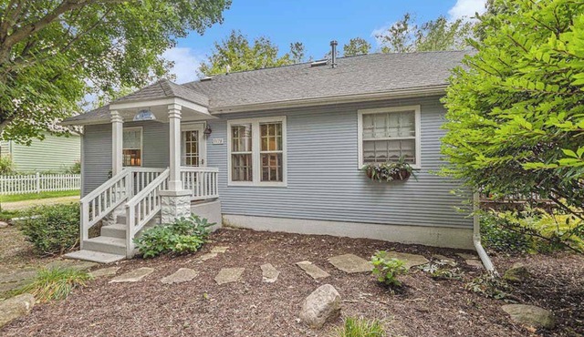 Garden-style cottage with easy beach access, screened porch & small yard