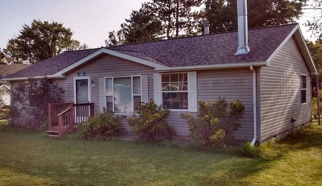 Gateway to Pictured Rocks & Seney NWR 2BR Cottage located on Manistique River