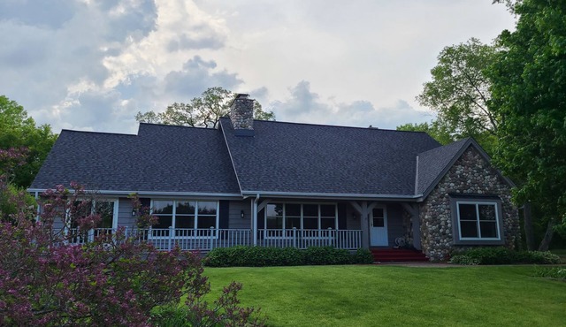 Gathering Table Retreat -Secluded farmhouse with pool & pond