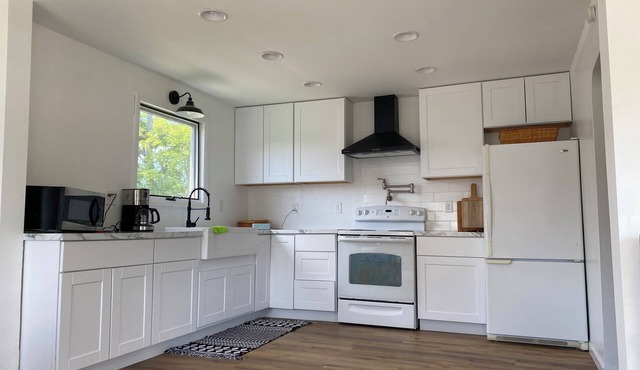 Gladstone Beach Home Near Harbor & Main Street with Gated Yard, Pet Friendly