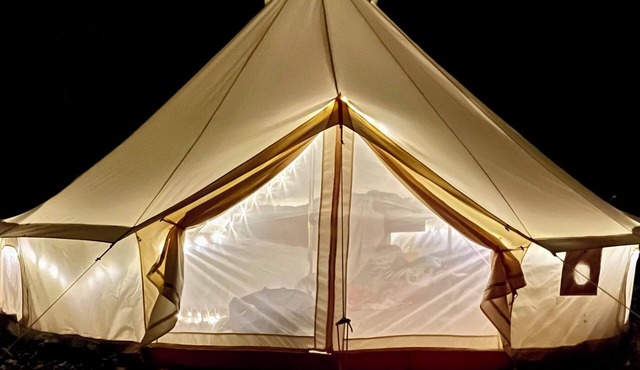 Glamping Getaway with kitchenette on Flower and Alpaca farm