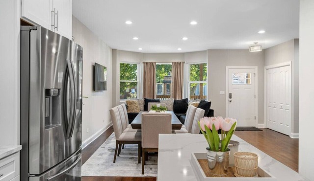 Gorgeous 5 BDR/4BA in Logan Square w/Parking!