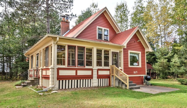 Gorgeous lakefront cabin, wrap-around enclosed porch, dock!