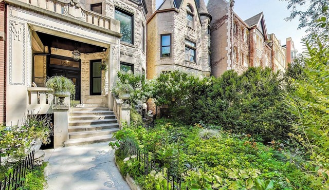 Gorgeous Lincoln Park apartment with 4 bed, 2.5 b, luxurious gourmet kitchen.