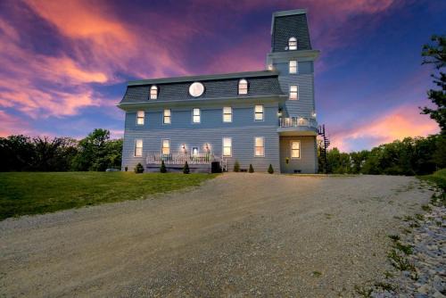 Gorgeous Secludued Villa Nestled Amidst Trees in Fort Atkinson, Wisconsin