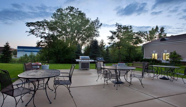 Great for Business Travel! Equipped Suite with Pool Access + Free Breakfast