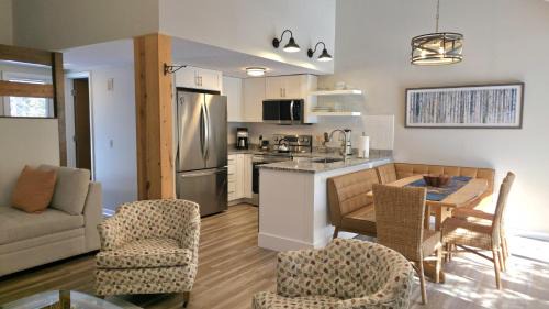 Harbor Cove 28 Beach & Pool Retreat: A cozy 3BR condo in scenic Harbor Springs, MI.
